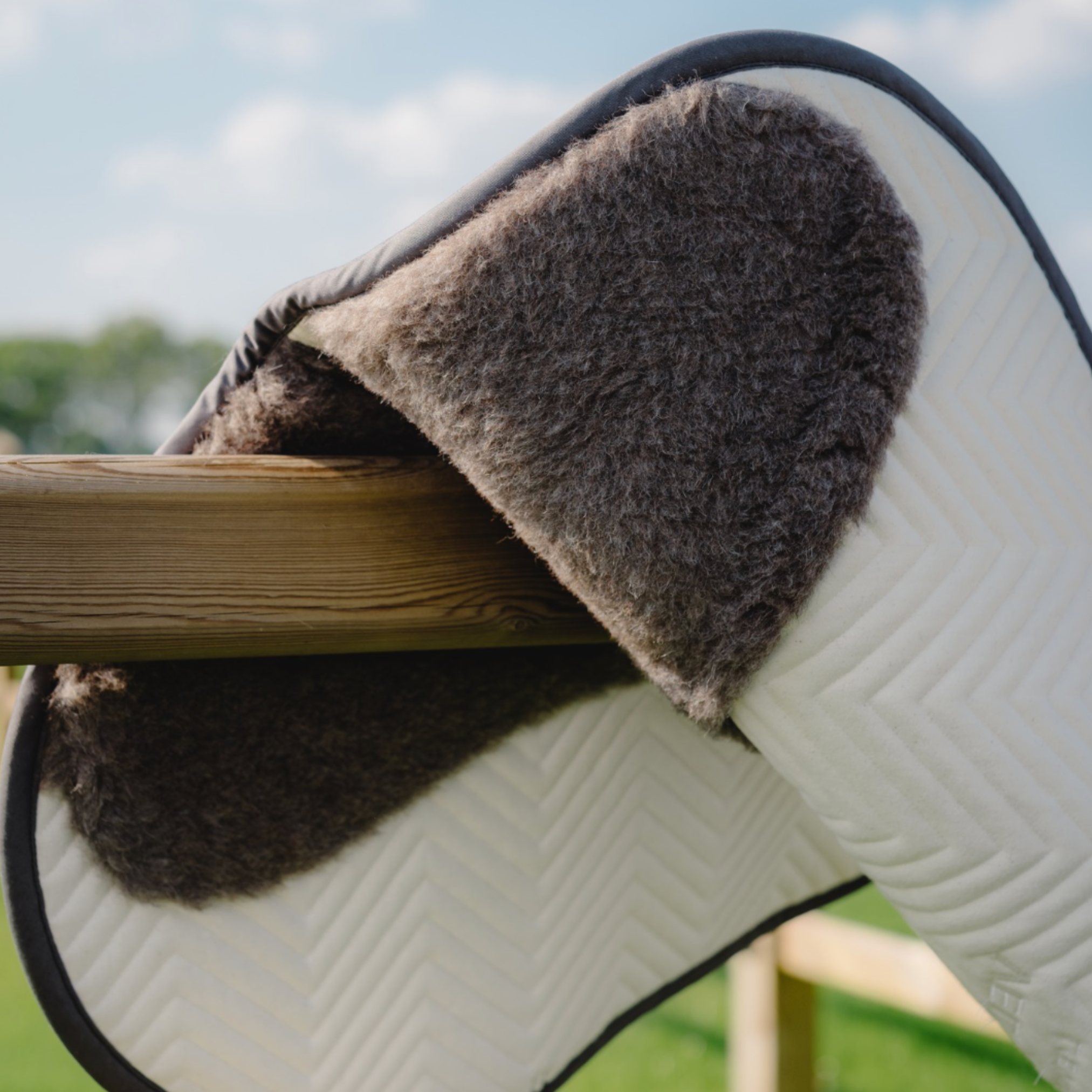 L'Evoine Alpaka Schabracke Springen Unterseite