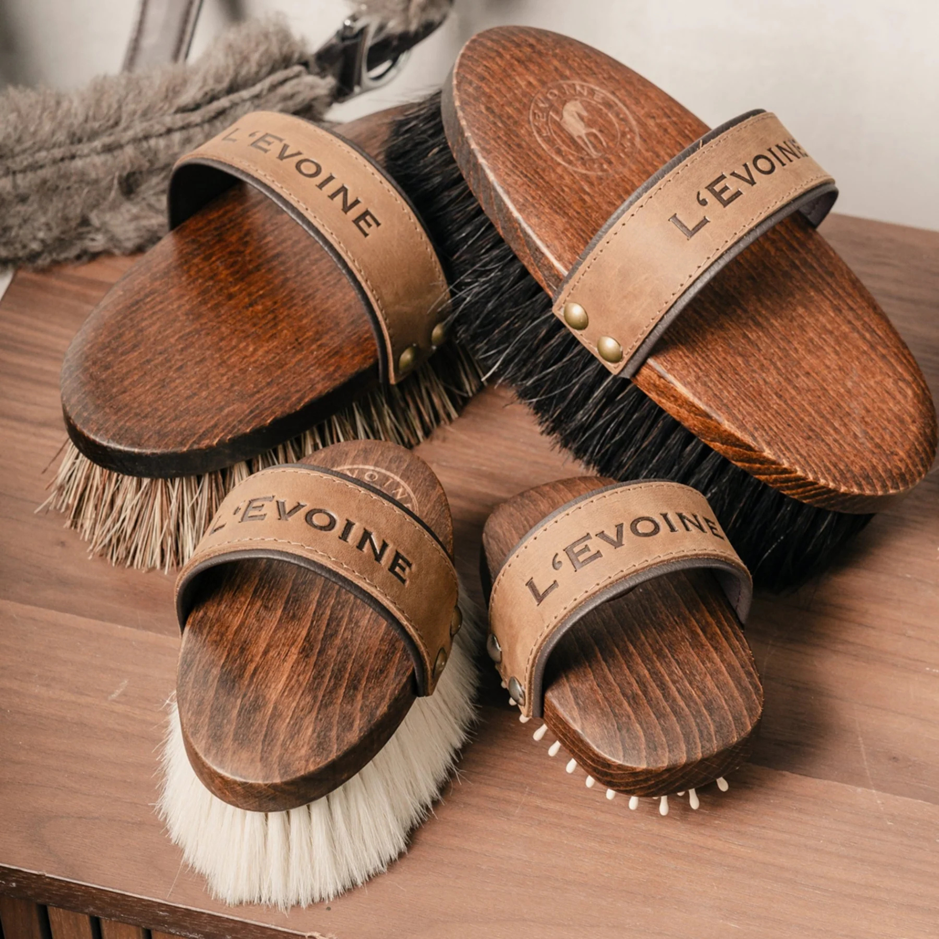L'Evoine Pferdebürsten Set cognac braun